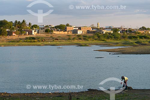  Elderly catching water - dam of Monteiro city  - Monteiro city - Paraiba state (PB) - Brazil
