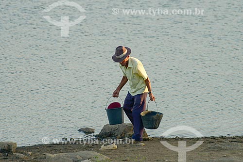  Elderly catching water - dam of Monteiro city  - Monteiro city - Paraiba state (PB) - Brazil