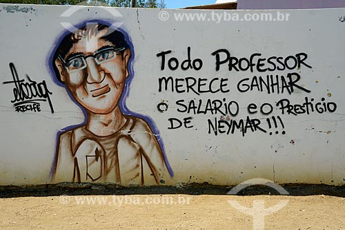  Graffiti - scholl wall that says: every teacher deserves to win the salary and prestige of Neymar  - Floresta city - Pernambuco state (PE) - Brazil