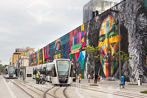  Light rail transit near to Ethnicities Wall - Mayor Luiz Paulo Conde Waterfront (2016)  - Rio de Janeiro city - Rio de Janeiro state (RJ) - Brazil