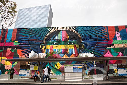  Parada dos Navios Station of Rio de Janeiro Light rail transit with the Ethnicities Wall in the background - Mayor Luiz Paulo Conde Waterfront (2016)  - Rio de Janeiro city - Rio de Janeiro state (RJ) - Brazil