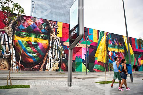  Street clock - Mayor Luiz Paulo Conde Waterfront (2016) with the Ethnicities Wall in the background  - Rio de Janeiro city - Rio de Janeiro state (RJ) - Brazil