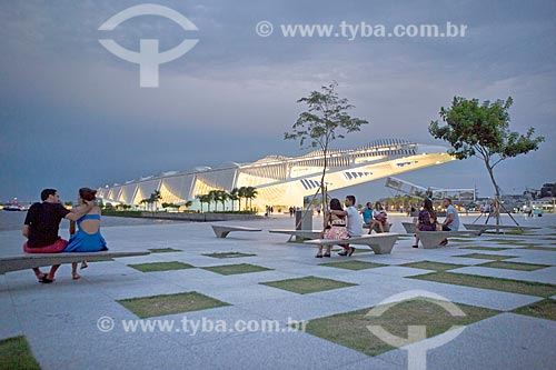  People sitting in lawn of the Maua Square with the Amanha Museum (Museum of Tomorrow) in the background  - Rio de Janeiro city - Rio de Janeiro state (RJ) - Brazil