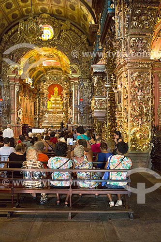  Faithfuls inside of Our Lady of Monte Serrat Church (1671) - Sao Bento Monastery  - Rio de Janeiro city - Rio de Janeiro state (RJ) - Brazil