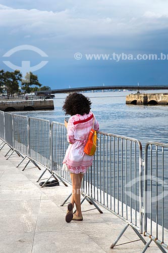  Woman near to grids placed by the Navy of Brazil - Mayor Luiz Paulo Conde Waterfront  - Rio de Janeiro city - Rio de Janeiro state (RJ) - Brazil