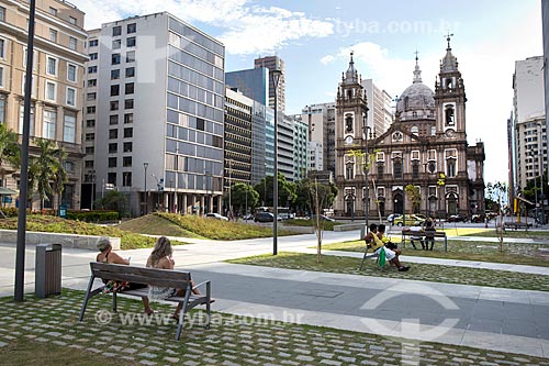  View of Candelaria Square with the Nossa Senhora da Candelaria Church (1609) in the background  - Rio de Janeiro city - Rio de Janeiro state (RJ) - Brazil