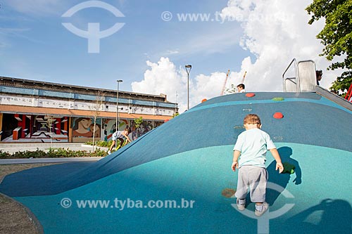  Children playing in climbing wall to kids - Muhammad Ali Square with the warehouse of Gamboa Pier - Rio de Janeiro Port - in the background  - Rio de Janeiro city - Rio de Janeiro state (RJ) - Brazil