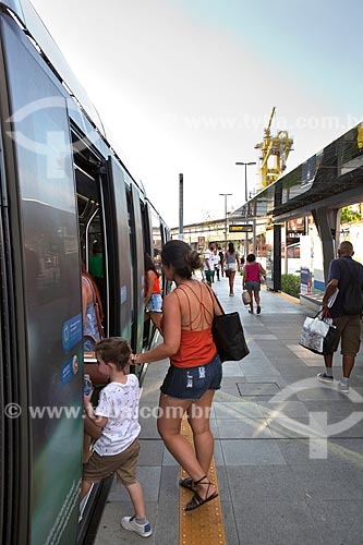  Passengers boarding - Utopia-Aquario Station of Rio de Janeiro Light rail transit - Mayor Luiz Paulo Conde Waterfront  - Rio de Janeiro city - Rio de Janeiro state (RJ) - Brazil