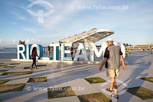  Placard that says: Rio Te Amo (Rio I Love You) with the Amanha Museum (Museum of Tomorrow) in the background during the sunset  - Rio de Janeiro city - Rio de Janeiro state (RJ) - Brazil