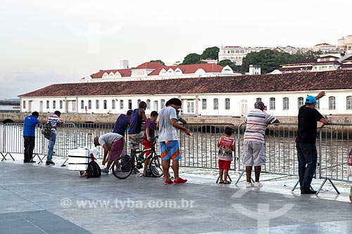  People near to grids placed by the Navy of Brazil - Mayor Luiz Paulo Conde Waterfront with the Cultural Space of the Navy of Brazil in the background  - Rio de Janeiro city - Rio de Janeiro state (RJ) - Brazil