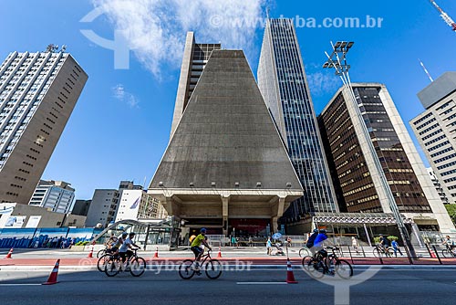  Cyclists - Paulista Avenue - closed to traffic for use as a leisure area - with the Headquarters of Federation of Sao Paulo State Industries (FIESP) in the background  - Sao Paulo city - Sao Paulo state (SP) - Brazil