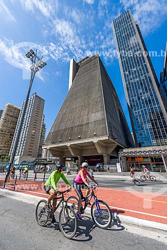  Cyclists - Paulista Avenue - closed to traffic for use as a leisure area - with the Headquarters of Federation of Sao Paulo State Industries (FIESP) in the background  - Sao Paulo city - Sao Paulo state (SP) - Brazil