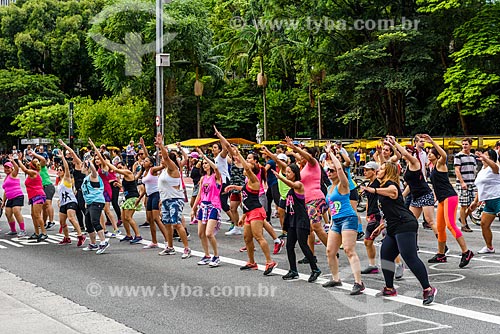  Free public dance class in Paulista Avenue - closed to traffic for use as a leisure area  - Sao Paulo city - Sao Paulo state (SP) - Brazil