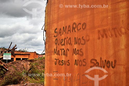  Detail of wall that say: Samarco wanted the world to kill us but Jesus saved us - ruin of house 1 year after dam rupture of the Samarco company mining rejects in Mariana city (MG)  - Mariana city - Minas Gerais state (MG) - Brazil