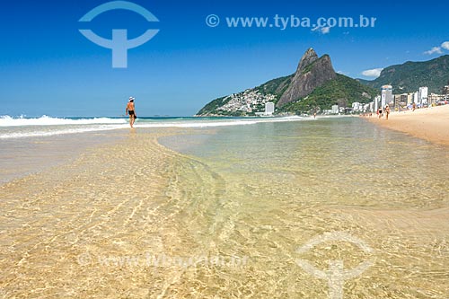  Ipanema Beach with the Morro Dois Irmaos (Two Brothers Mountain) in the background  - Rio de Janeiro city - Rio de Janeiro state (RJ) - Brazil