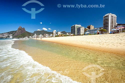  Ipanema Beach with the Morro Dois Irmaos (Two Brothers Mountain) in the background  - Rio de Janeiro city - Rio de Janeiro state (RJ) - Brazil