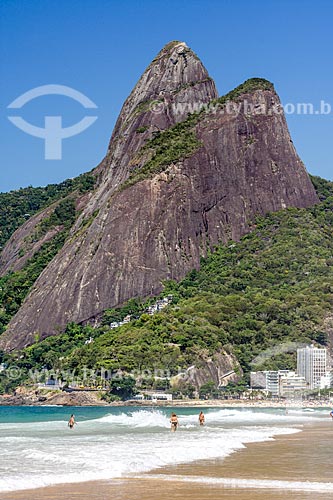  Ipanema Beach with the Morro Dois Irmaos (Two Brothers Mountain) in the background  - Rio de Janeiro city - Rio de Janeiro state (RJ) - Brazil