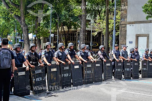  Riot unit protecting the March 1 Street during public employees manifestation  - Rio de Janeiro city - Rio de Janeiro state (RJ) - Brazil