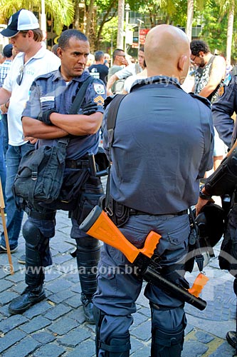  Policeman with launcher of rubber bullet during public employees manifestation  - Rio de Janeiro city - Rio de Janeiro state (RJ) - Brazil