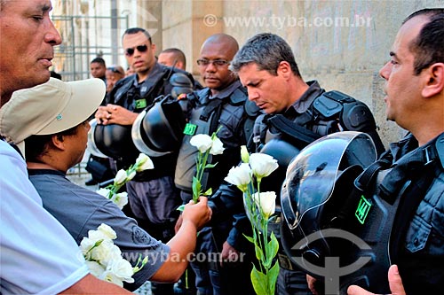  Policemen of Military Police receiving flowers during public employees manifestation  - Rio de Janeiro city - Rio de Janeiro state (RJ) - Brazil