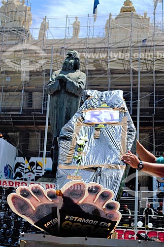  Poster against Luiz Fernando Pezao (Bigfoot) opposite to Legislative Assembly of the State of Rio de Janeiro (ALERJ) during public employees manifestation  - Rio de Janeiro city - Rio de Janeiro state (RJ) - Brazil