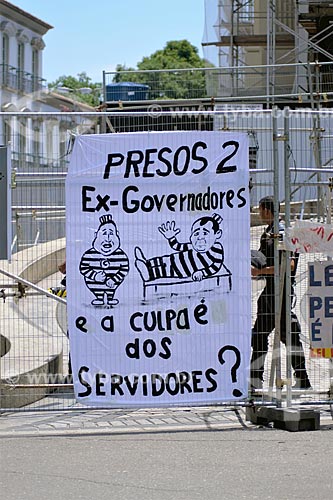  Poster that says: Arrested 2 former governors and the fault of the public employees? - opposite to Legislative Assembly of the State of Rio de Janeiro (ALERJ)  - Rio de Janeiro city - Rio de Janeiro state (RJ) - Brazil