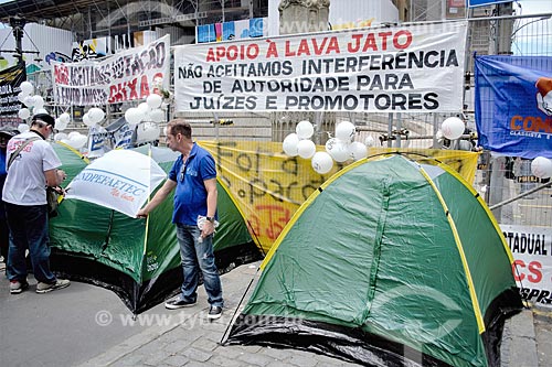  Poster that say: Lava Jato Support - and  tents during public employees manifestation opposite to Legislative Assembly of the State of Rio de Janeiro (ALERJ)  - Rio de Janeiro city - Rio de Janeiro state (RJ) - Brazil