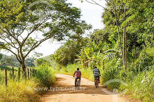  Men riding bicycles - dirt road - Guarani city rural zone  - Guarani city - Minas Gerais state (MG) - Brazil