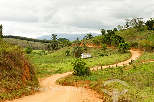  Abandoned house on the banks of dirt road - Guarani city rural zone  - Guarani city - Minas Gerais state (MG) - Brazil