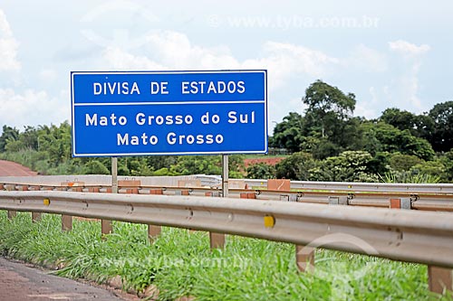  Boundary of the states of Mato Grosso and Mato Grosso do Sul - Highway BR-163  - Itiquira city - Mato Grosso state (MT) - Brazil