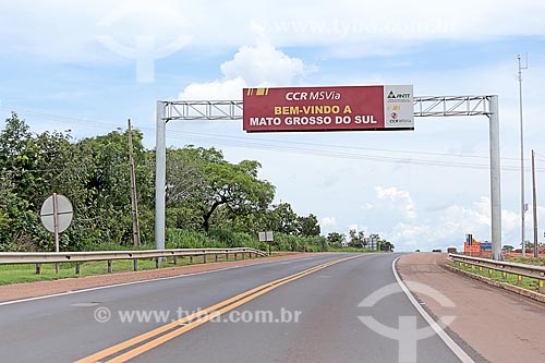  Boundary of the states of Mato Grosso and Mato Grosso do Sul - Highway BR-163  - Itiquira city - Mato Grosso state (MT) - Brazil