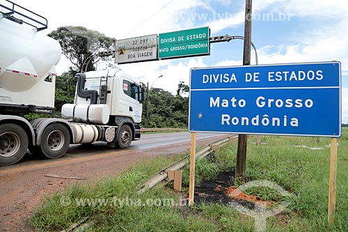  Tanker truck - snippet of boundary between Mato Grosso and Rondonia states - BR-364 highway  - Rondonia state (RO) - Brazil