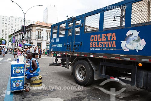  Street vendor and selective collection truk - March 1 Street during Cordao do Bola Preta carnival street troup parade  - Rio de Janeiro city - Rio de Janeiro state (RJ) - Brazil