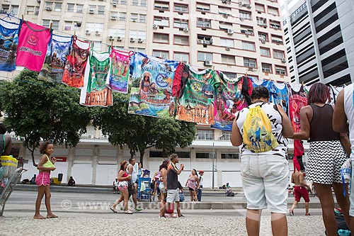 Samba school sleeveless shirts on sale during Cordao do Bola Preta carnival street troup parade  - Rio de Janeiro city - Rio de Janeiro state (RJ) - Brazil