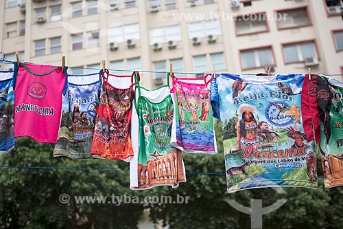  Samba school sleeveless shirts on sale during Cordao do Bola Preta carnival street troup parade  - Rio de Janeiro city - Rio de Janeiro state (RJ) - Brazil