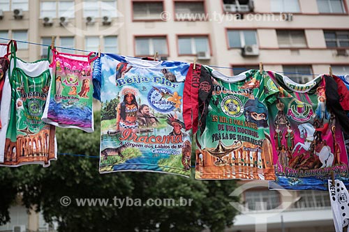  Samba school sleeveless shirts on sale during Cordao do Bola Preta carnival street troup parade  - Rio de Janeiro city - Rio de Janeiro state (RJ) - Brazil