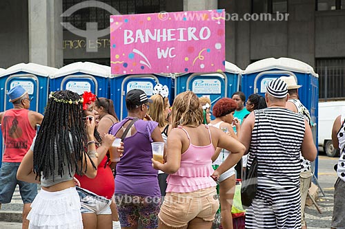  Queue to use of the chemical toilet - Erasmo Braga Avenue during Cordao do Bola Preta carnival street troup parade  - Rio de Janeiro city - Rio de Janeiro state (RJ) - Brazil