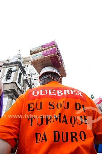  Reveler costumed of Odebrecht worker during Cordao do Bola Preta carnival street troup parade  - Rio de Janeiro city - Rio de Janeiro state (RJ) - Brazil
