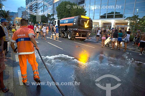  Street sweeper cleaning the Vieira Souto Avenue after the Banda de Ipanema carnival street troup parade  - Rio de Janeiro city - Rio de Janeiro state (RJ) - Brazil
