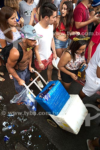  Street vendor of beverages during Simpatia e Quase Amor carnival street troup parade  - Rio de Janeiro city - Rio de Janeiro state (RJ) - Brazil
