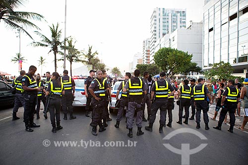  Policing - Vieira Souto Avenue during Ipanema Band carnival street troup parade  - Rio de Janeiro city - Rio de Janeiro state (RJ) - Brazil