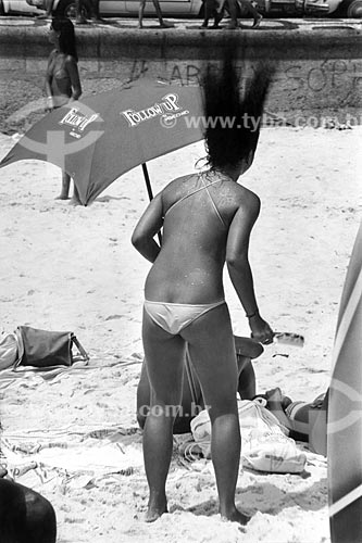  Bather drying the hair - Arpoador Beach  - Rio de Janeiro city - Rio de Janeiro state (RJ) - Brazil