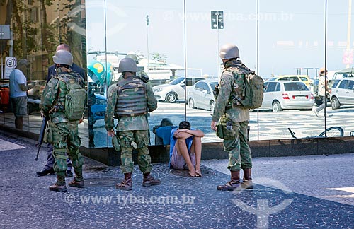  Marines detaining suspect of stealing cell phone during policing in Copacabana Beach waterfront  - Rio de Janeiro city - Rio de Janeiro state (RJ) - Brazil
