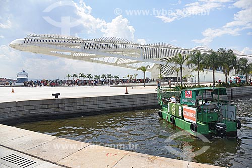  Ecoboat - boat with equipment that collects floating solid waste in the water - Guanabara Bay with the Amanha Museum (Museum of Tomorrow) in the background  - Rio de Janeiro city - Rio de Janeiro state (RJ) - Brazil