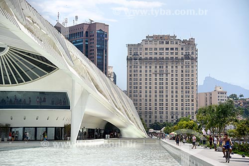  View of water mirror of the Amanha Museum (Museum of Tomorrow) with the Joseph Gire Building (1929) - also known as A Noite Building - in the background  - Rio de Janeiro city - Rio de Janeiro state (RJ) - Brazil