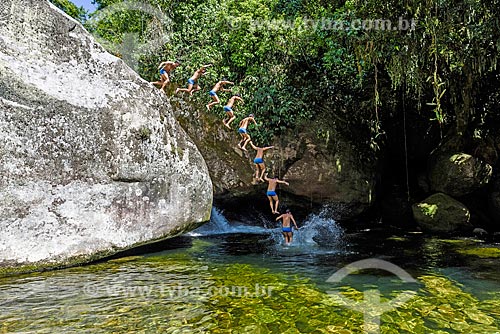  Bather jumping - Verde Well (Green Well) - near to Visitors Center von Martius - Serra dos Orgaos National Park  - Guapimirim city - Rio de Janeiro state (RJ) - Brazil