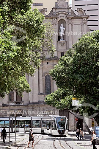  Light rail transit - XV de Novembro square with the Our Lady of Mount Carmel Church (1770) - old Rio de Janeiro Cathedral - in the background  - Rio de Janeiro city - Rio de Janeiro state (RJ) - Brazil