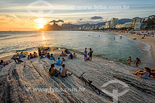  View of sunset from Arpoador Stone with the Morro Dois Irmaos (Two Brothers Mountain) and the Rock of Gavea in the background  - Rio de Janeiro city - Rio de Janeiro state (RJ) - Brazil