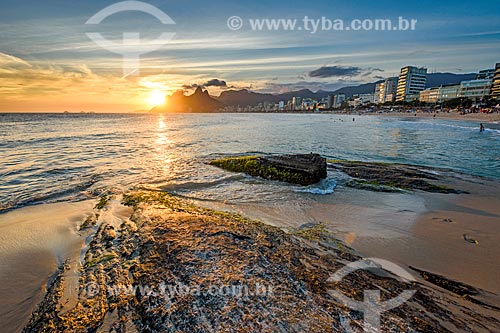  View of sunset from Arpoador Stone with the Morro Dois Irmaos (Two Brothers Mountain) and the Rock of Gavea in the background  - Rio de Janeiro city - Rio de Janeiro state (RJ) - Brazil