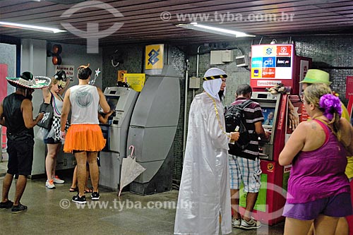  Revelers - queue to cash machine of the Flamengo Station of Rio Subway  - Rio de Janeiro city - Rio de Janeiro state (RJ) - Brazil